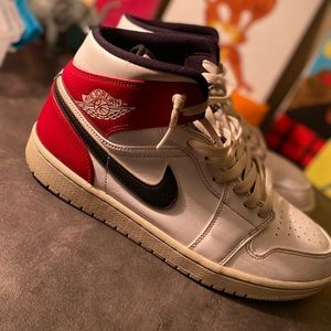 AIR JORDAN 1s Mid